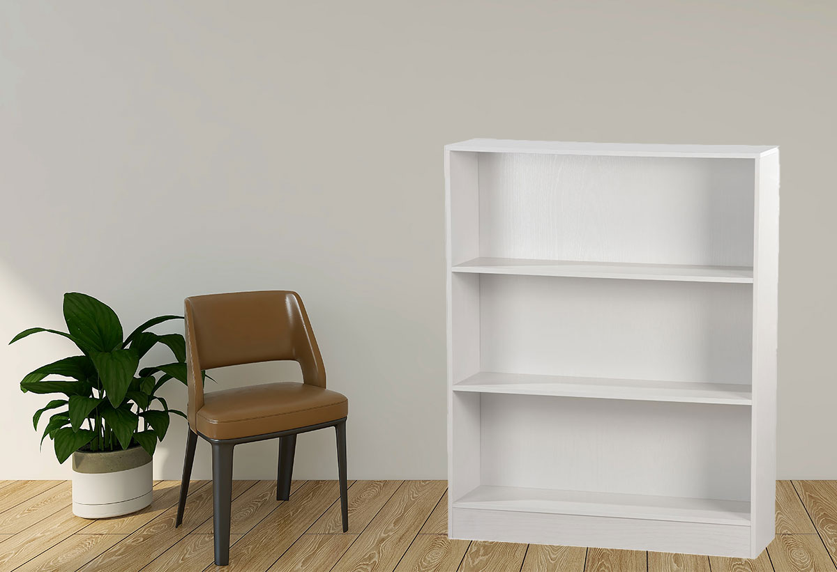  Η Βιβλιοθήκη Tocado σε απόχρωση λευκή, τοποθετημένη στην δεξιά πλευρά ενός δωματίου.